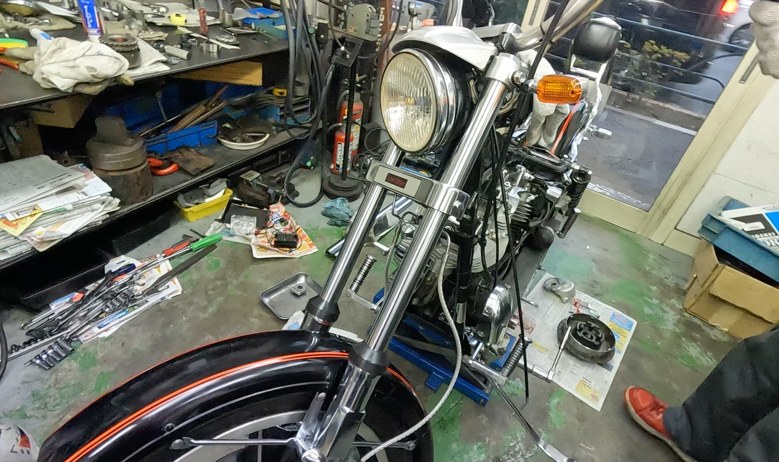 1981FXSローライダーのインナーチューブ交換をしながら… - ショベル 