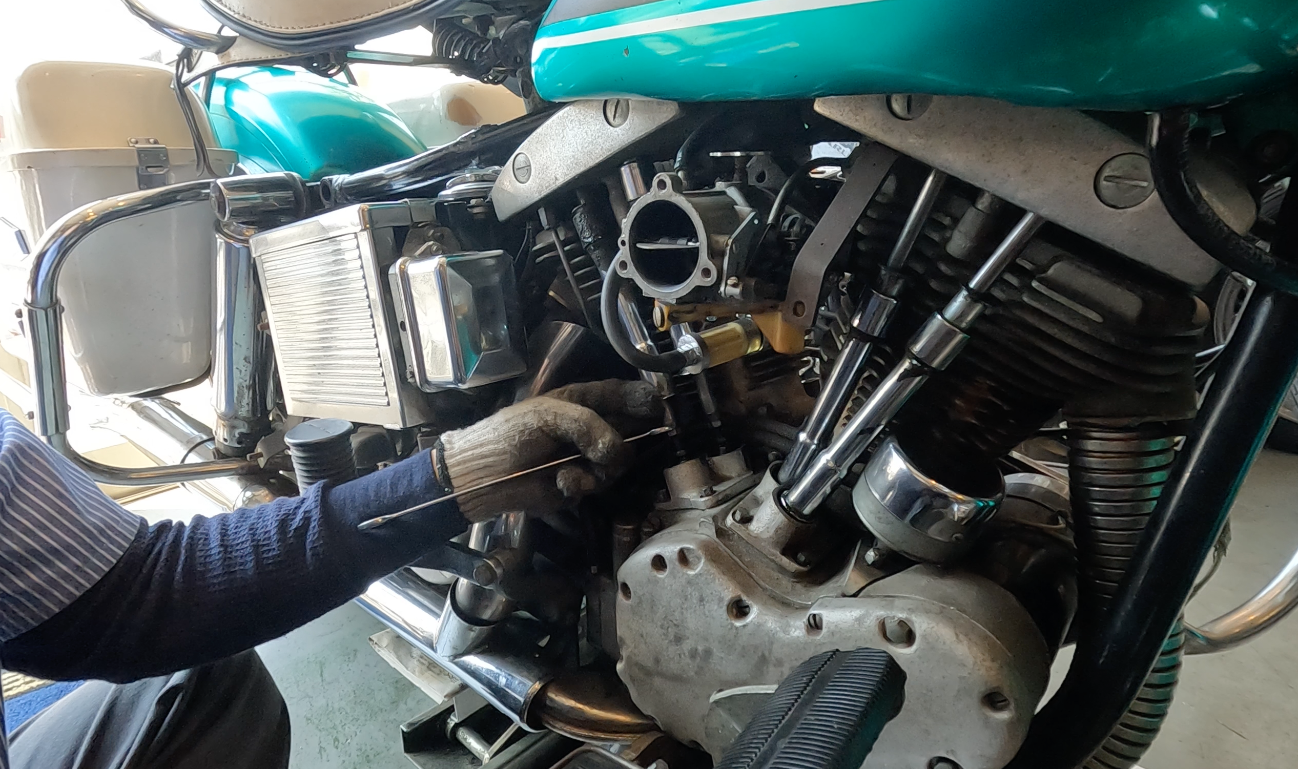 タペット調整は慎重に - ショベルヘッドに乗ろう！